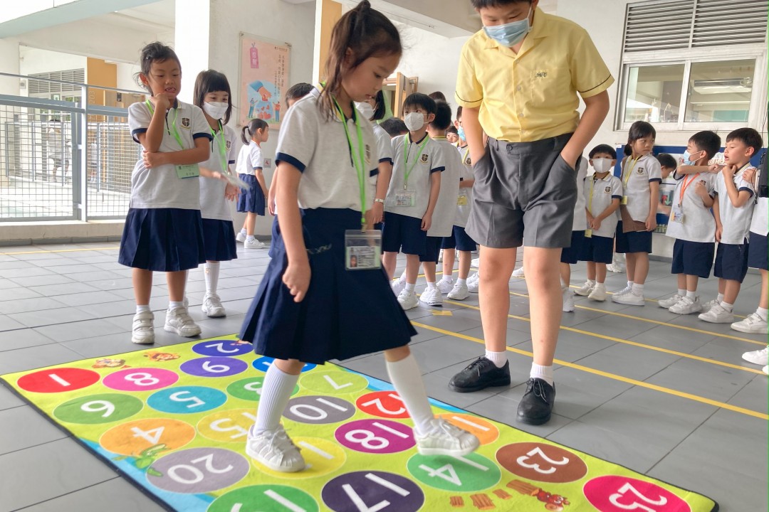 一年級午息活動：跳數字地墊