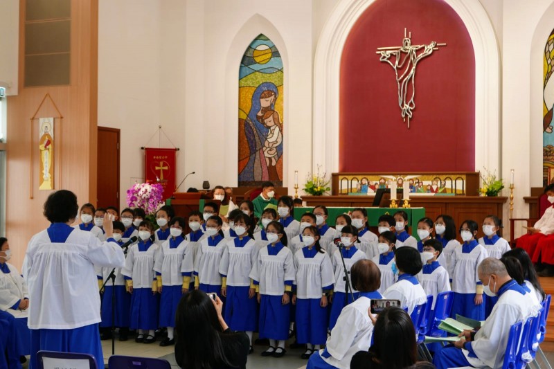 於聖安堂主日聚會中獻詩